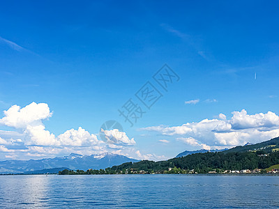田园诗般的瑞士风景 瑞士里希特斯维尔的苏黎世湖景观 山脉 苏黎世湖的蓝水 天空作为夏季自然和旅游目的地 是风景艺术印刷品的理想选图片