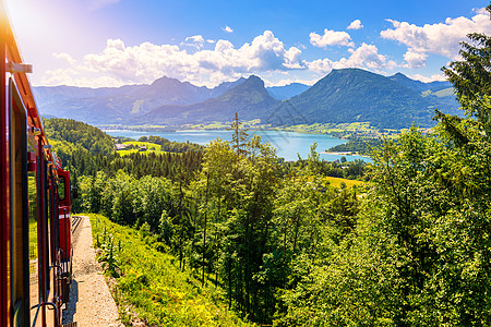 登山火车 Schafberg 山 萨尔茨卡默古特地区 萨尔茨堡州 奥地利 穿越郁郁葱葱的田野和绿色森林前往阿尔卑斯山顶 沃尔夫冈图片