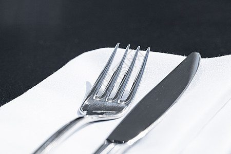 在豪华餐馆户外餐厅餐桌上桌边白餐巾 婚礼或盛宴美食菜单和餐饮服务概念的叉子刀 环境 午餐图片