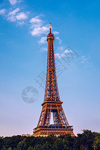 巴黎埃菲尔铁塔和塞纳河在日落时分在法国巴黎 艾菲尔铁塔是巴黎最具标志性的地标之一 埃菲尔铁塔在夏天 巴黎 法国 法国巴黎的埃菲尔图片