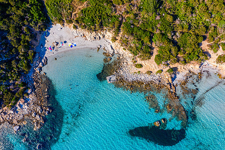 在意大利撒丁岛 Sardegna 的 沙滩和大海的全景与蔚蓝的海水 假期 撒丁岛最好的海滩 海滩 Villasimius 撒丁岛图片
