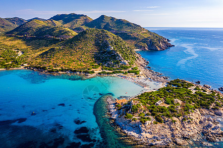 撒丁岛的成本 蓬塔莫伦蒂斯半岛 意大利撒丁岛的美丽海滩的景色 意大利撒丁岛的美丽海湾和沙滩 自然 船图片