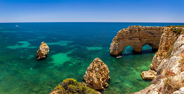 葡萄牙阿尔加维 Marinha 海滩的天然洞穴 Marinha 海滩上的岩石悬崖拱门和阿尔加维地区葡萄牙海岸的绿松石海水图片