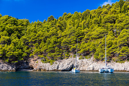 孤立在蓝色海水中的白色帆船 阳光下的海上帆船 豪华的夏季冒险 地中海的活跃假期 游艇在开阔的海上航行 帆船 巡航 夏天图片