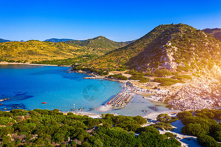 撒丁岛的成本 蓬塔莫伦蒂斯半岛 意大利撒丁岛的美丽海滩的景色 意大利撒丁岛的美丽海湾和沙滩 地中海 太阳图片
