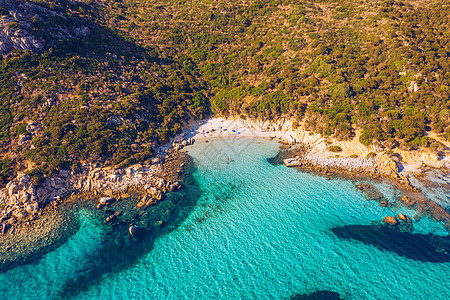 在意大利撒丁岛 Sardegna 的 沙滩和大海的全景与蔚蓝的海水 假期 撒丁岛最好的海滩 海滩 Villasimius 撒丁岛图片