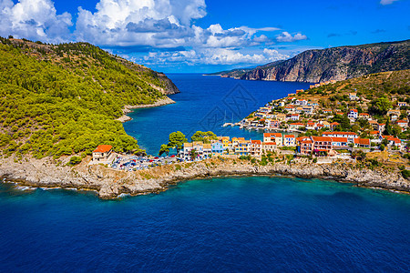 地中海绿松石色的海湾 在希腊凯法利尼亚的 Assos 村有美丽的五颜六色的房子 Assos 镇有五颜六色的房子在地中海 希腊 岛图片