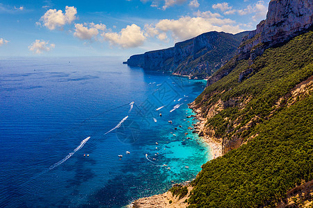 撒丁岛 地中海崎岖海岸 意大利 意大利撒丁岛 Sardegna 的地中海岛屿 在东岸 撒丁岛 意大利的悬崖 蓝色的海 宁静图片
