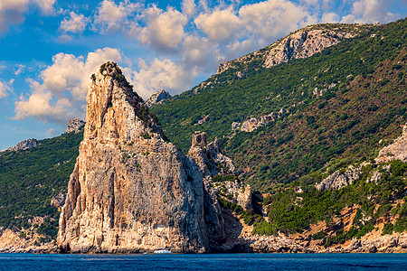 意大利东撒丁岛 Ogliastra 省 Baunei 的巨石 岩石尖顶从海中拔地而起 意大利撒丁岛的假期 地中海 灿烂图片