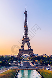 埃菲尔铁塔在夏天 巴黎 法国 蓝天下的埃菲尔铁塔风景全景 在美丽的夏日 法国巴黎埃菲尔铁塔的景色 法国巴黎 游客 历史性图片
