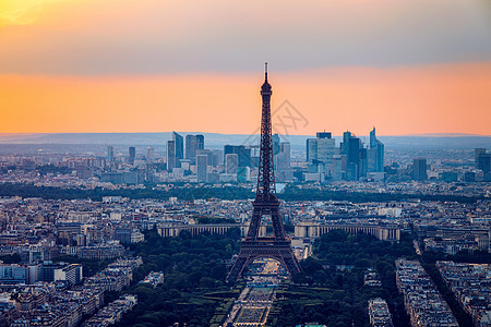 从蒙帕纳斯大厦俯瞰巴黎和埃菲尔铁塔 日落时分 从蒙帕纳斯 可以看到埃菲尔铁塔 可以看到法国巴黎的埃菲尔铁塔 和拉德芳斯 La D图片