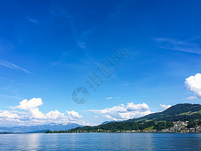 田园诗般的瑞士风景 瑞士里希特斯维尔的苏黎世湖景观 山脉 苏黎世湖的蓝水 天空作为夏季自然和旅游目的地 是风景艺术印刷品的理想选图片