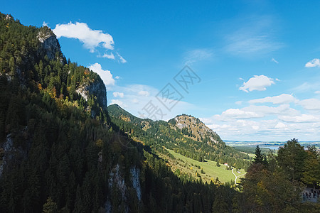 欧洲阿尔卑斯山的美丽性质 高山山脉 湖泊和村庄在阳光明媚的日子 旅行和目的地的风景 蒂罗尔 瑞士图片