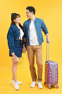 带背包和手提箱的旅生夫妇 在黄色背景上与世隔绝 女士 女性图片