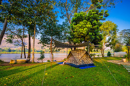 湖附近自然公园的露营和帐篷图片