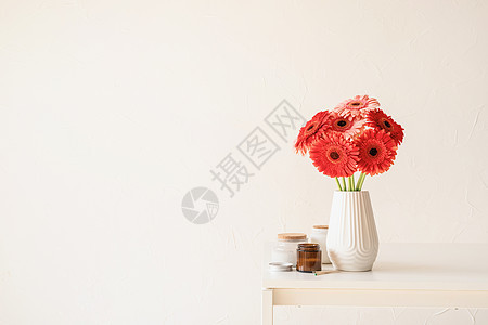 厨房桌上白色花瓶中的明亮的最小样式 春天 花束图片