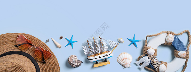 夏季海滩背景设计概念 用贝壳 帽子 太阳镜 在蓝色背景 桌子 配饰图片