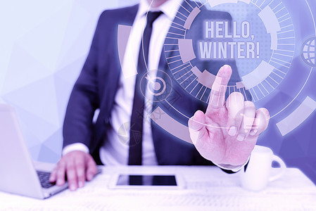 文告牌显示您好 Winter 当年寒季到来时坐在书桌的笔记本电脑和电话点对未来科技使用商业概览问候图片