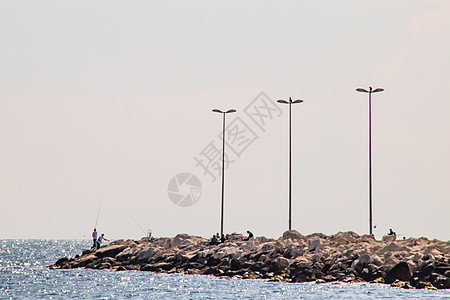 在海边悬崖钓鱼的人 欧洲 蓝色的 假期 运动 抓住 海岸线图片