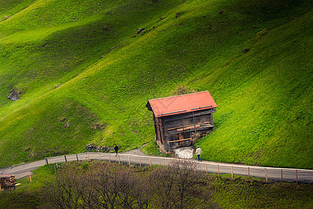瑞士阿尔卑斯山的乡村山谷景观与瑞士采尔马特市的小屋牲畜 瑞士阿尔卑斯山的乡村风景和令人惊叹的自然绿地 春季欧洲旅游度假图片