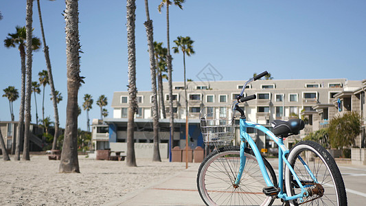 美国加利福尼亚海岸的海滨骑双轮巡洋车 夏季周期 房屋和棕榈树 酒店 天图片