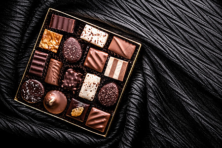 礼盒中的瑞士巧克力 瑞士巧克力店用黑巧克力和牛奶有机巧克力制成的各种豪华果仁糖 作为节日礼物的甜点食品和高级糖果品牌 菜单图片