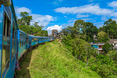 乘坐公共火车在斯里兰卡岛周围旅行 通过山地和茶叶种植园 景色铁路进行往返交通;并搭乘大马车图片