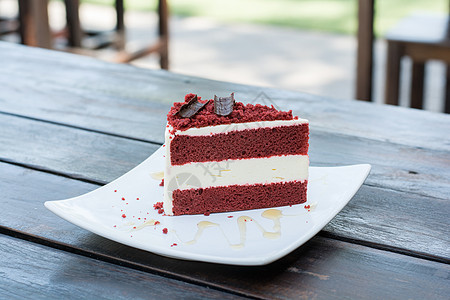 红天鹅绒蛋糕 饮食 糕点 传统 结霜 糖果 糖 盘子图片
