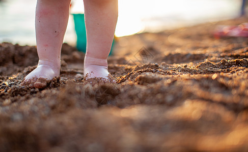 孩子们夏天光着脚 在金沙滩的近距离上 女孩图片