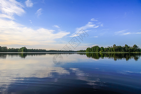 拉托维亚 拉特加莱 东欧湖景景观风景 夏季自然 蓝天 假期图片