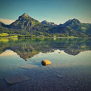 美丽的风景 夏天有湖泊和山地 自然背景多彩 沃尔夫冈湖在奥地利掌声中 地标 游客图片