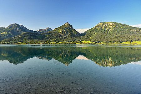 美丽的风景 夏天有湖泊和山地 自然背景多彩 沃尔夫冈湖在奥地利掌声中 森林 萨尔茨堡图片