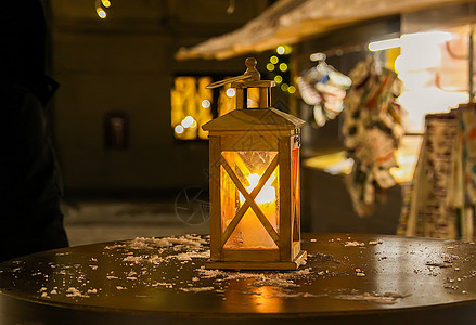 拉脱维亚晚夜里加圣诞市场街灯灯笼 晚上 中心图片