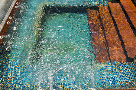酒店里漂亮的游泳池 鱼 夏天 石头 后院 季节 阳台图片