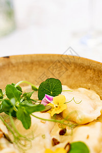 传统烹饪 烹饪和美食旅行 蘑菇酱配料中自制的子 旧城豪华餐厅中的抛油皮洛吉 抛光 厨师图片