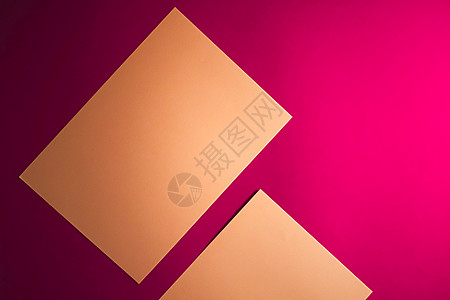 空白A4纸 粉红背景的棕褐色作为办公文文具平板 豪华品牌平铺牌和模型品牌设计 邮政 信图片