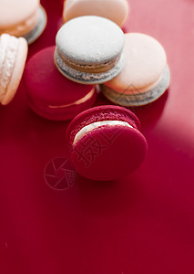 法国红背景红酒的马卡龙 意大利辣椒咖啡甜点 甜食和蛋糕面纱 用于奢侈美食品牌 假日背景设计 美丽 奢华图片