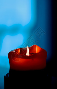 深色背景上的红色节日蜡烛圣诞节 除夕和情人节的豪华品牌设计和装饰 闪光 雪图片