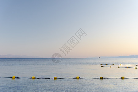 红海上日落 背景是粉红色橙色山脉 Eilat Aqaba 以色列 约旦 地平线 自然图片