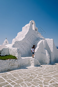 希腊米科诺斯岛 希腊度假期间在米科诺斯老城街道上的年轻人 希腊小威尼斯米科诺斯岛 建筑 蓝色的图片