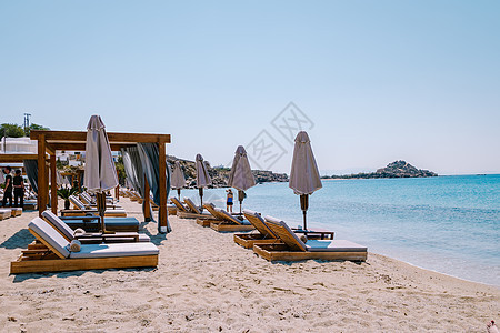 米科诺斯海滩 Petinos 海滩米科诺斯岛希腊 豪华沙滩床椅和蓝色海洋 旅游 蓝色的图片