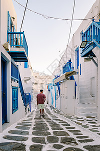 希腊米科诺斯岛 希腊度假期间在米科诺斯老城街道上的年轻人 希腊小威尼斯米科诺斯岛 镇 夏天图片