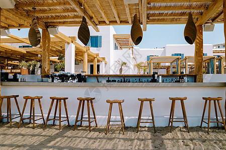 米科诺斯海滩 Petinos 海滩米科诺斯岛希腊 豪华沙滩床椅和蓝色海洋 假期 水图片