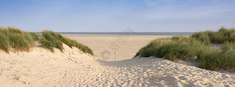 沙丘和沙滩在达特奇岛的Texel岛上 在阳光明媚的日子与蓝天 海洋 水图片