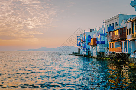 米科诺斯希腊 米科诺斯老城色彩缤纷的街道 街上有游客 假期 地中海图片