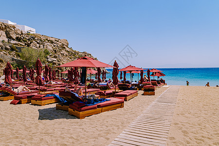 米科诺斯希腊 2018年4月 超级天堂海滩 夏季与雨伞和豪华沙滩椅床 太阳图片