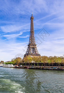 2019年4月 法国巴黎塞纳河埃菲尔铁塔的景象 与云彩蓝天相比图片