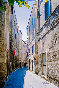 意大利菲乌吉概况 意大利中部拉齐奥弗罗西诺内省菲乌吉的风景 欧洲 走在菲乌吉色彩缤纷的街道上的情侣 旅行 意大利语图片