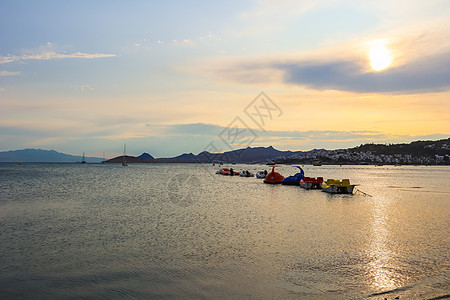 地中海海岸美丽夕阳 有岛屿和山丘 船只和迦太马人 海岸线图片