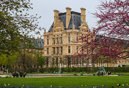 巴黎/法国   2019年4月5日 在卢浮宫的花园和观景 历史 春天图片